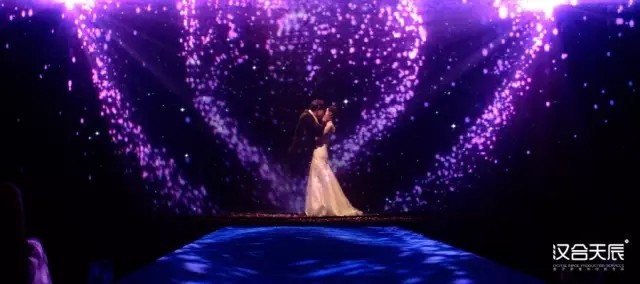 传统与科技碰撞,利用声、光、电、全息投影、裸眼3D等高科技技术与灯光、音响等相结合,呈现出时空漩涡、天使樱花雨、蝶舞纷飞、薰衣草之恋等多个美轮美奂、生动逼真的婚礼场景。