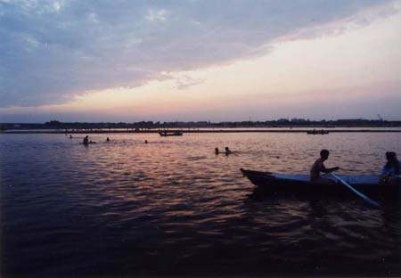 松花江泛舟捕鱼