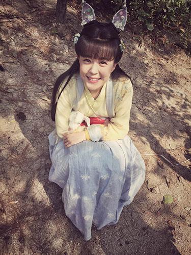 李金铭抱着羊当宠物