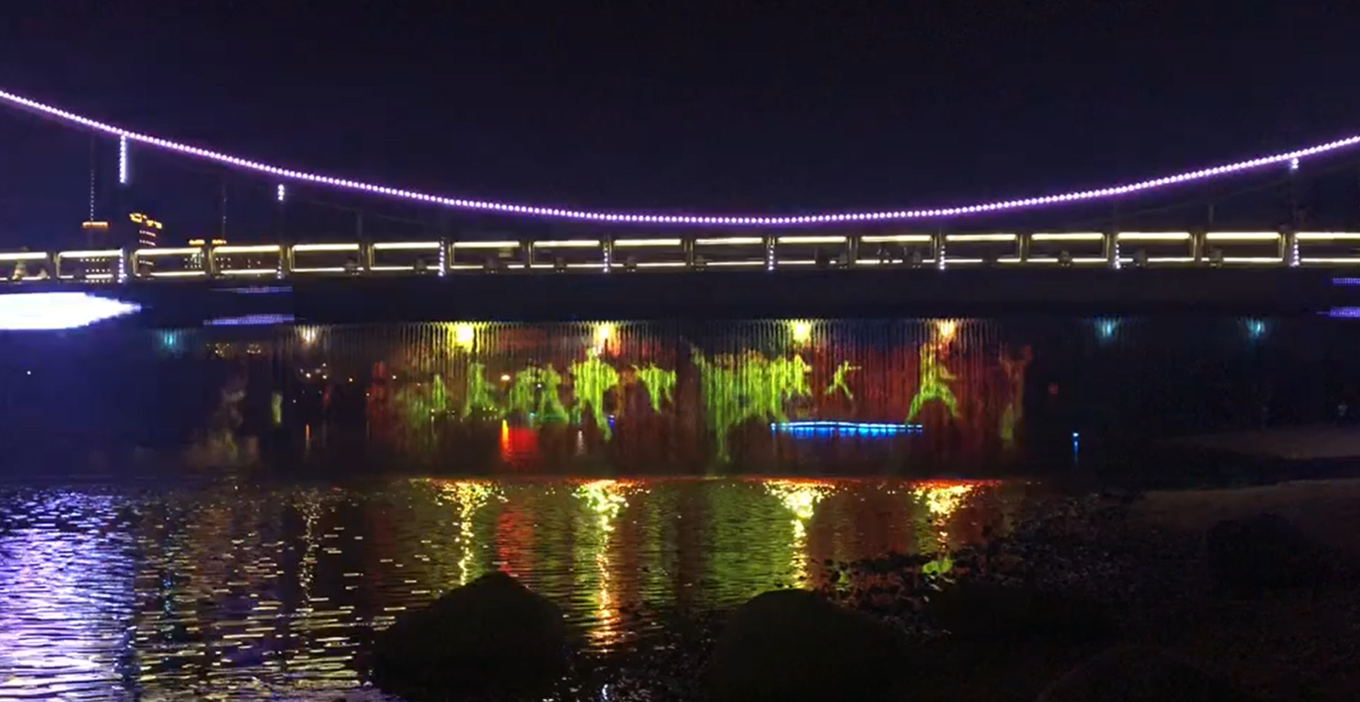 莆阳大地,秀丽名城;登湄洲则拜妈祖,访壶公而揽兴化;游九鲤道梦中仙,观莆仙后知戏剧;南少林上听钟响,莆田城里话民生。