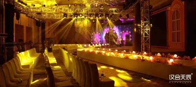 身临其境的高科技体验,好玩儿又浪漫的3D婚礼,近距离感受声、光、电完美融合的视觉盛宴,如同置身于一部华丽的大片之中。