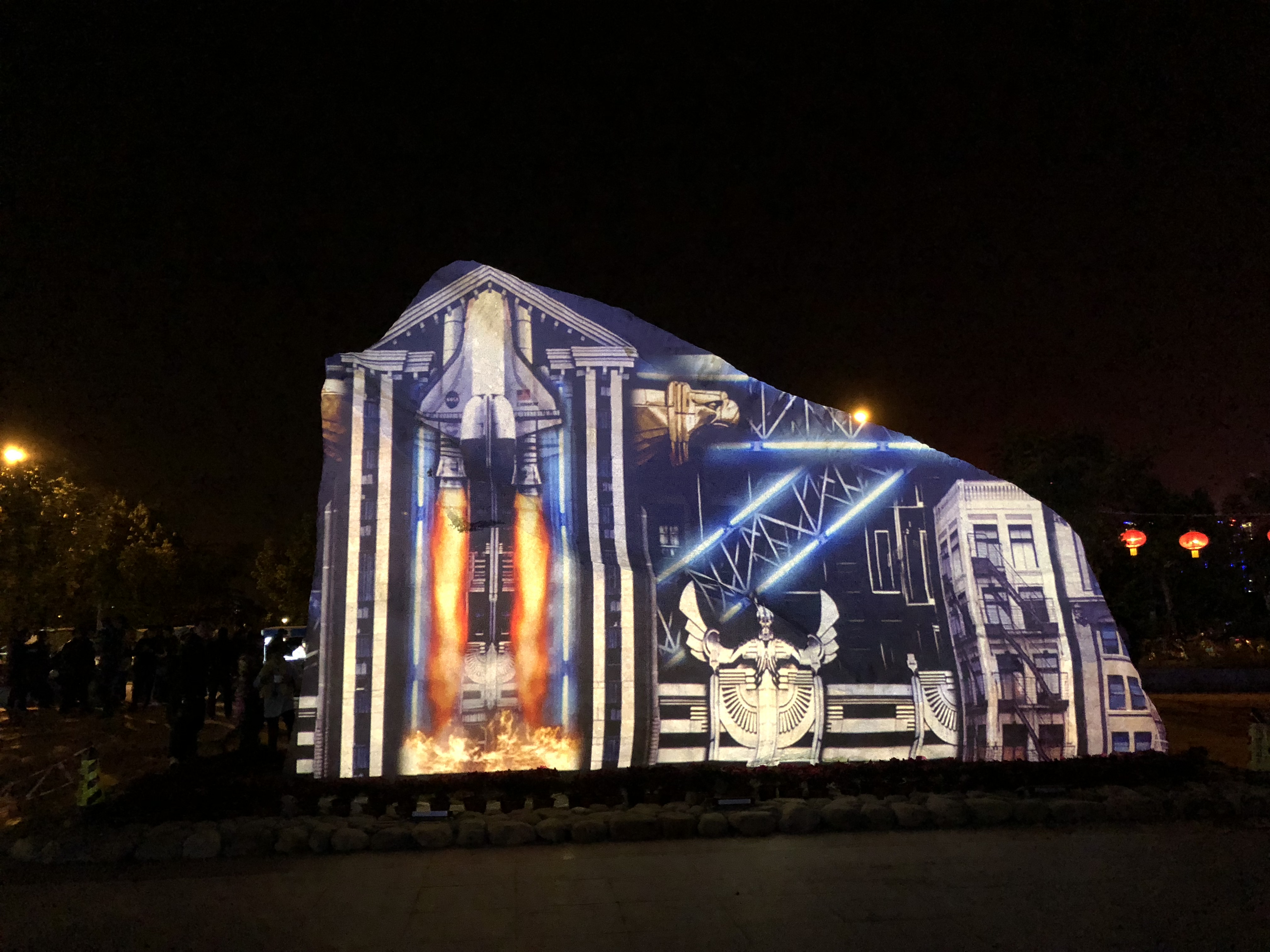 投影秀时长近8分钟,分为“中国故事”“宁德表达”两个篇章。其中,“宁德表达”篇章的背景音乐采用了新华网“献礼十九大”歌曲《撸起袖子加油干》,展现了宁德人民不忘初心、砥砺前行的精气神。