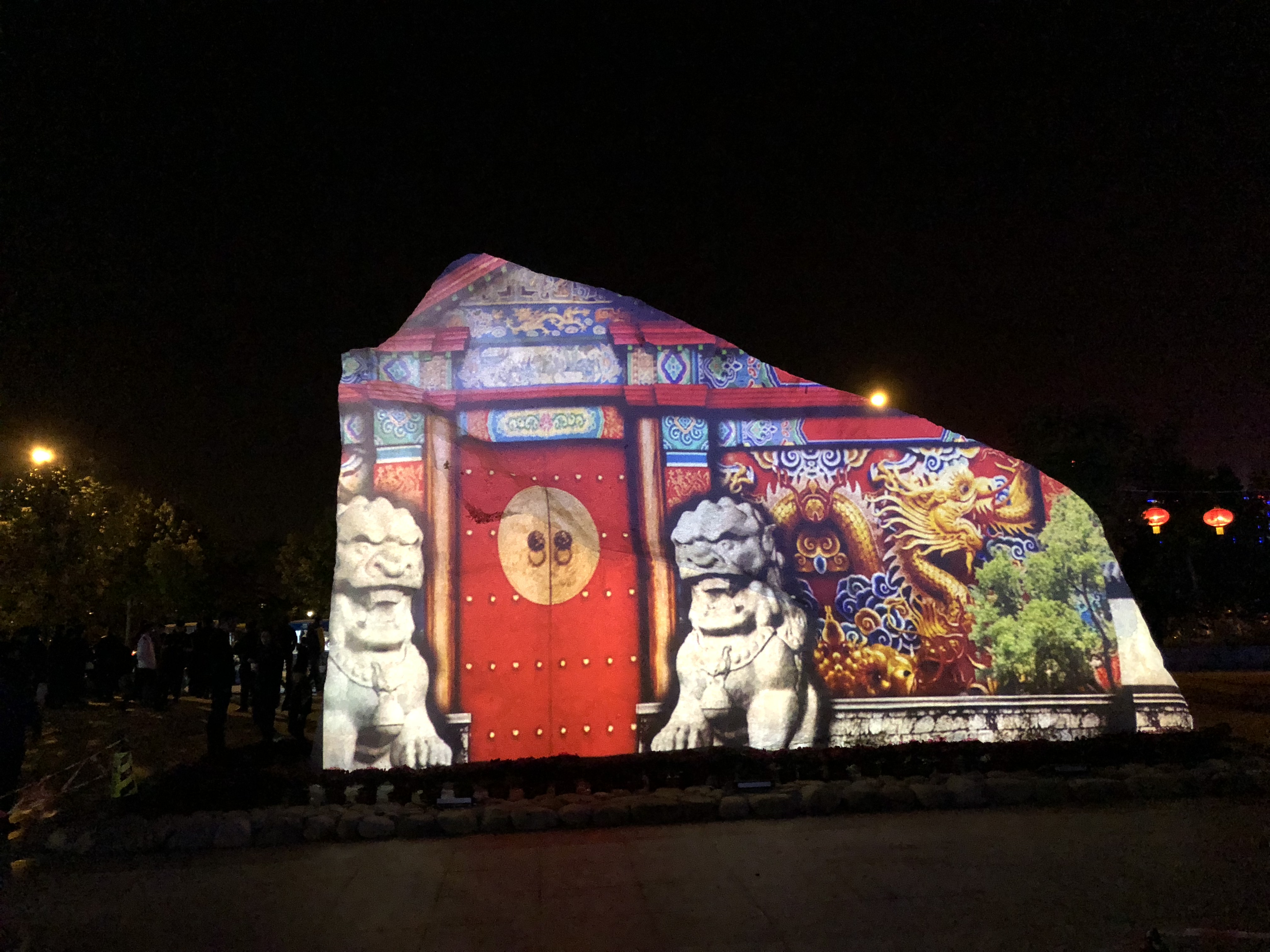 投影秀时长近8分钟,分为“中国故事”“宁德表达”两个篇章。其中,“宁德表达”篇章的背景音乐采用了新华网“献礼十九大”歌曲《撸起袖子加油干》,展现了宁德人民不忘初心、砥砺前行的精气神。