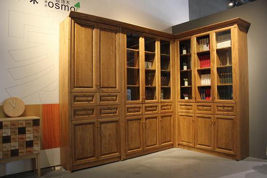     随着经济的发展，人们的生活水平越来越高，消费需求的个性化也更加明显，对实木家具的要求也更高。要满足人们日益增长的消费需求，实木家具企业不论从设计还是材质及工艺上都要有长远的眼光，才能掌握实木家具未来的发展趋势。