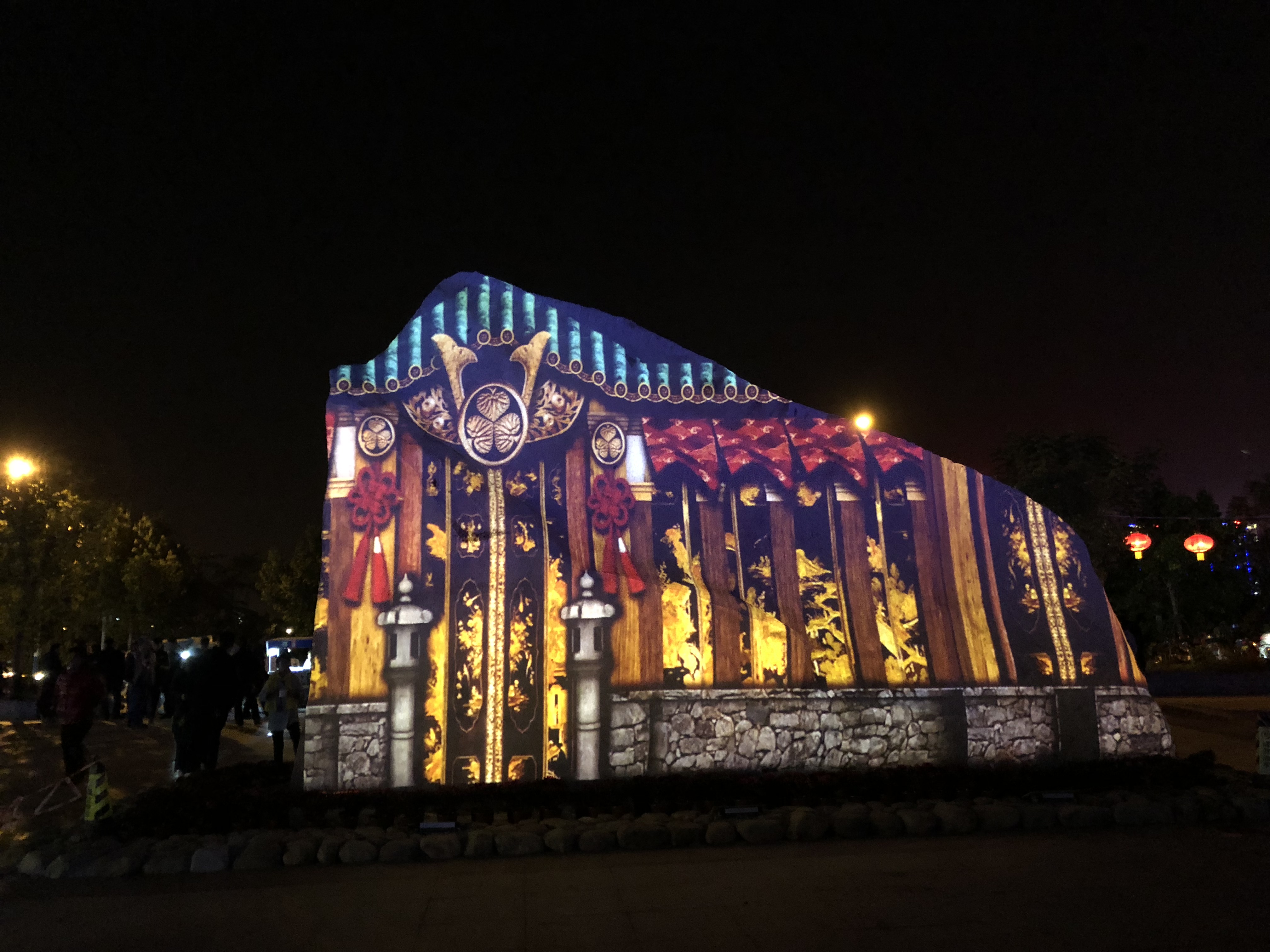 3D Mapping秀《山海交响,韵动宁德》在宁德东湖北岸公园惊艳上演。以静态石头为载体的投影秀更写实,在内容创作上选择了更多贴近生活的元素,让这场秀讲述接地气的宁德故事。