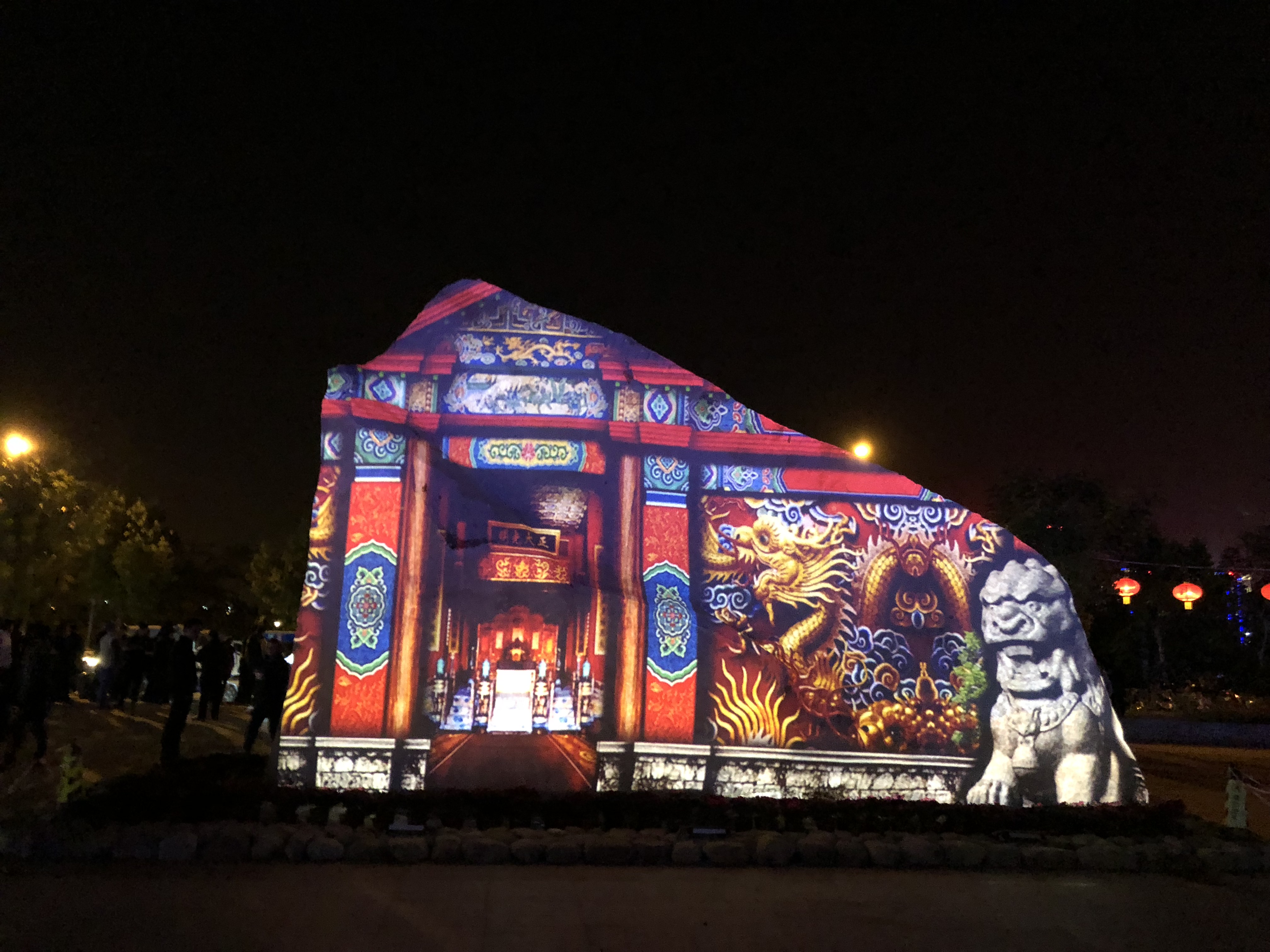 投影秀时长近8分钟,分为“中国故事”“宁德表达”两个篇章。其中,“宁德表达”篇章的背景音乐采用了新华网“献礼十九大”歌曲《撸起袖子加油干》,展现了宁德人民不忘初心、砥砺前行的精气神。