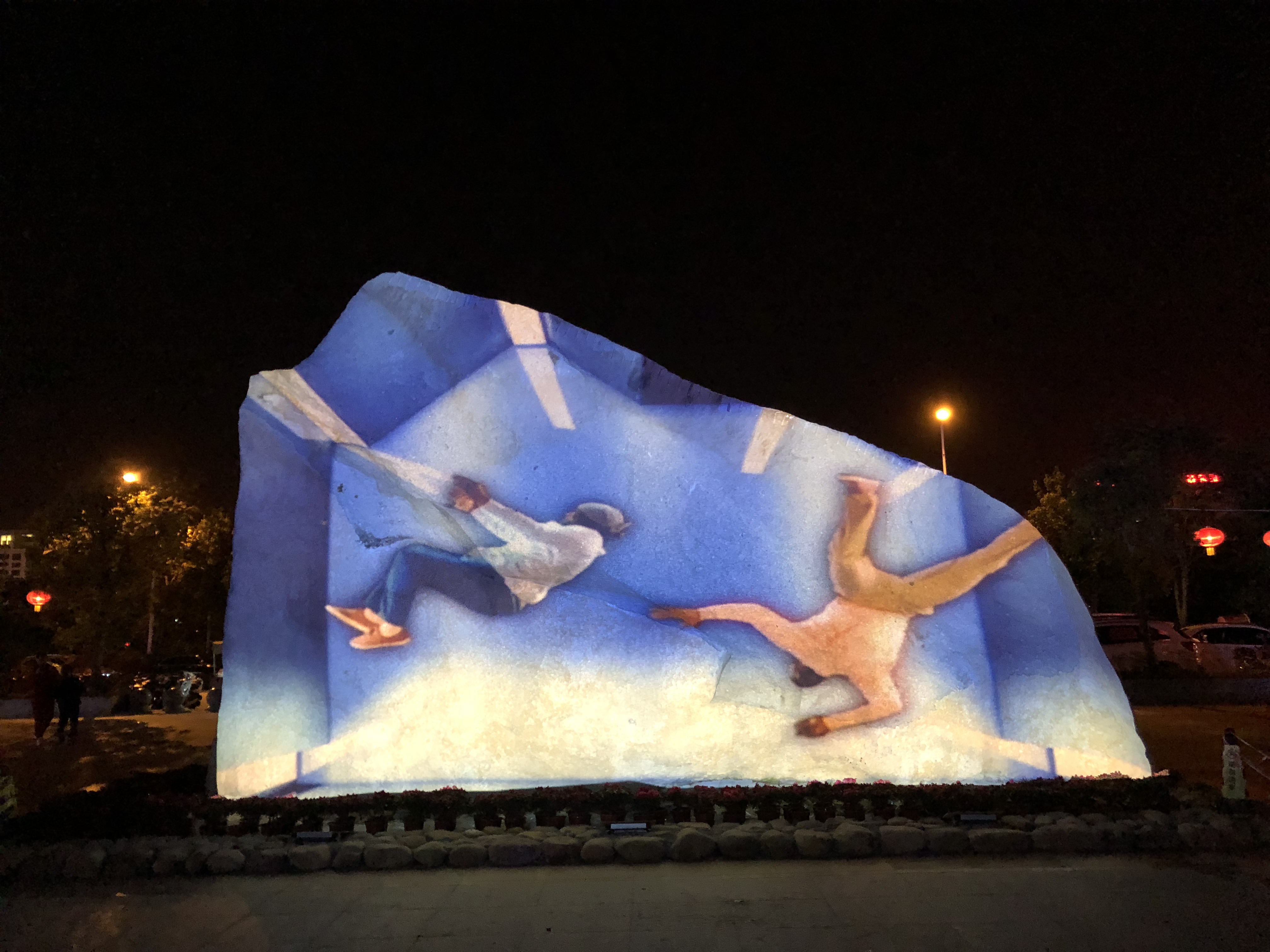 3D Mapping秀《山海交响,韵动宁德》在宁德东湖北岸公园惊艳上演。以静态石头为载体的投影秀更写实,在内容创作上选择了更多贴近生活的元素,让这场秀讲述接地气的宁德故事。