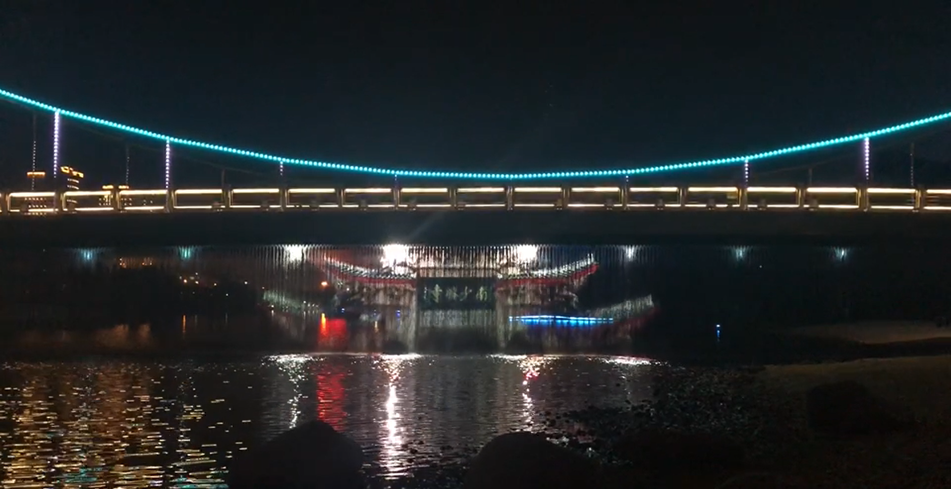 莆阳大地,秀丽名城;登湄洲则拜妈祖,访壶公而揽兴化;游九鲤道梦中仙,观莆仙后知戏剧;南少林上听钟响,莆田城里话民生。