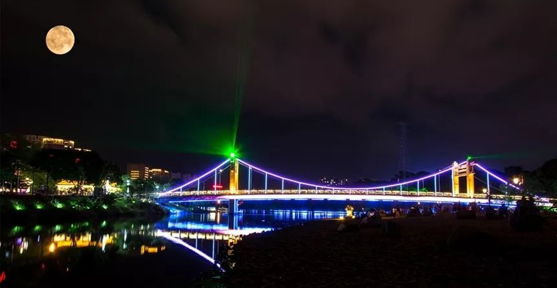 莆阳大地,秀丽名城;登湄洲则拜妈祖,访壶公而揽兴化;游九鲤道梦中仙,观莆仙后知戏剧;南少林上听钟响,莆田城里话民生。